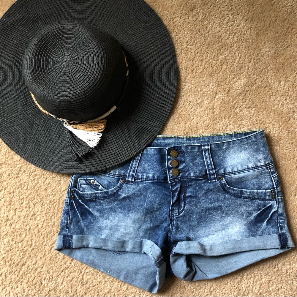 YMI Wanna Betta Butt Mid-Waist Shorts 🍑